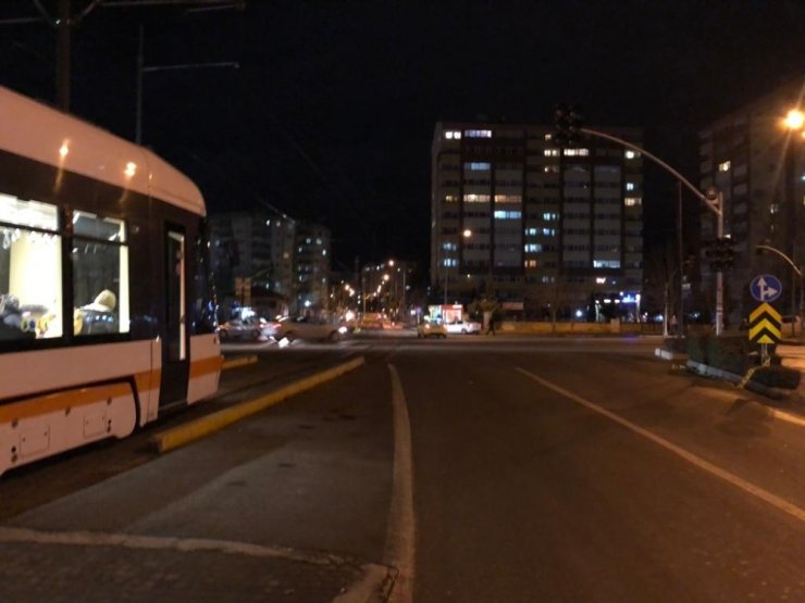 Tramvay hatlarında elektrik kesintisi ulaşımı aksattı