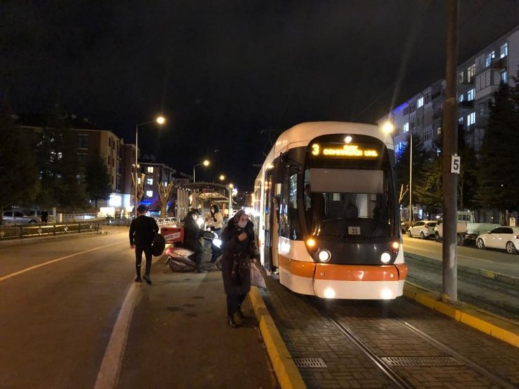 Tramvay hatlarında elektrik kesintisi ulaşımı aksattı