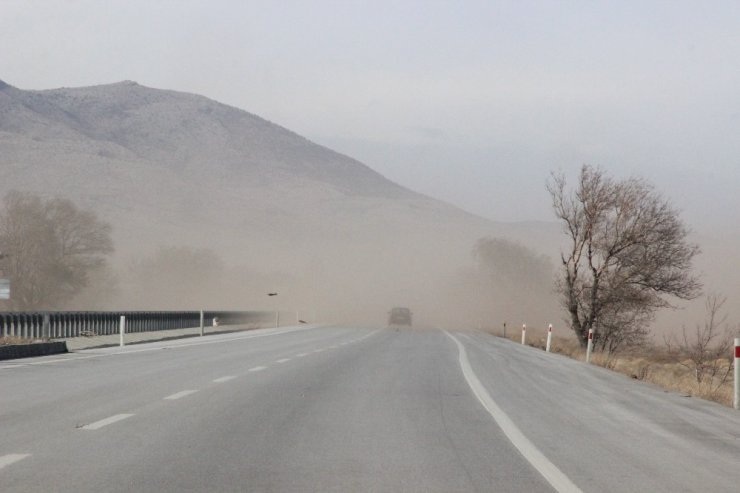 Karaman’da toz fırtınası tırın konteynerini uçurdu