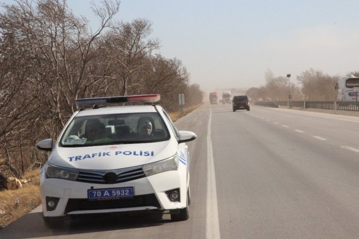 Karaman’da toz fırtınası tırın konteynerini uçurdu