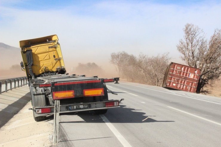 Karaman’da toz fırtınası tırın konteynerini uçurdu