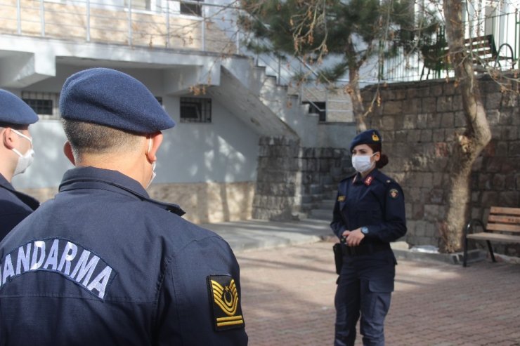 Kayseri’nin ilk kadın ilçe jandarma komutanı işini "Aşkla" yapıyor