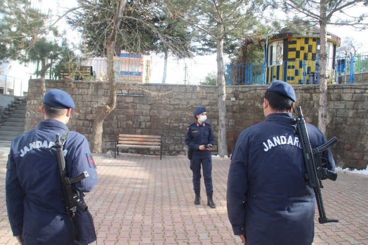 Kayseri’nin ilk kadın ilçe jandarma komutanı işini "Aşkla" yapıyor