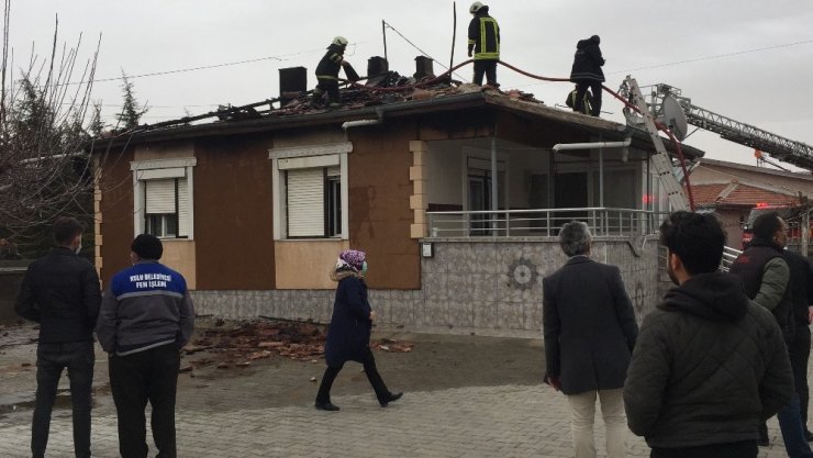 Konya’da müstakil evin çatısında yangın