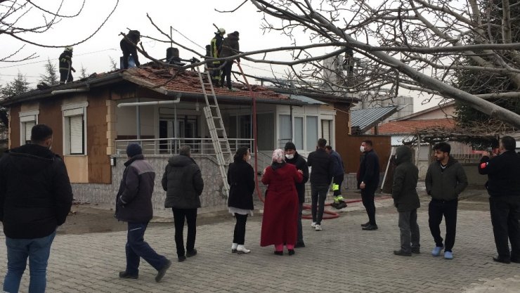 Konya’da müstakil evin çatısında yangın