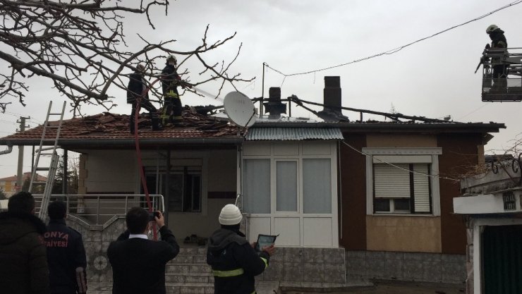 Konya’da müstakil evin çatısında yangın