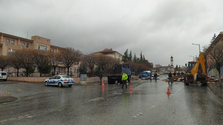 Konya’da şiddetli rüzgar adliye binasının çatısını uçurdu