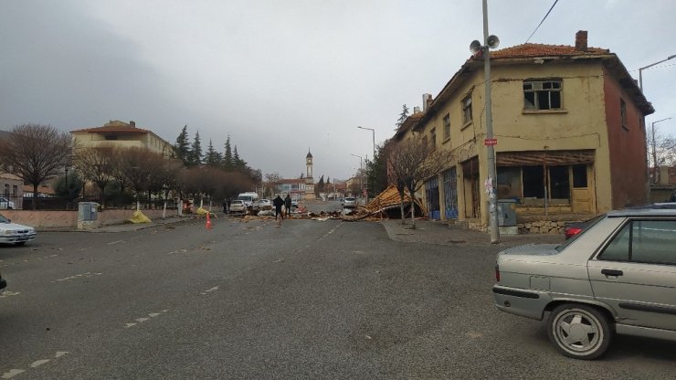 Konya’da şiddetli rüzgar adliye binasının çatısını uçurdu