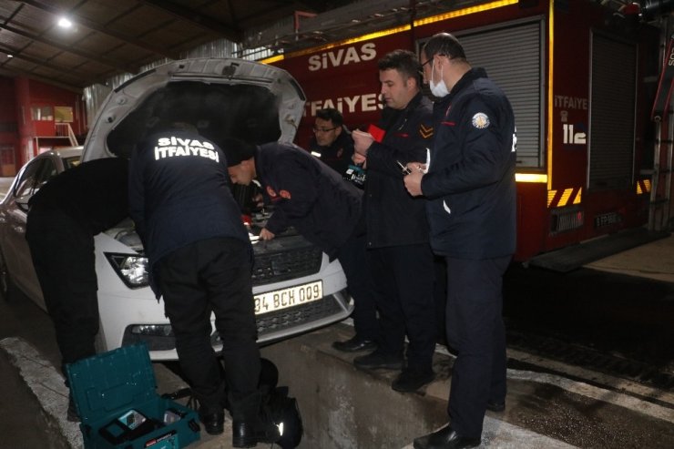 Hırçın kedi, ekipleri alarma geçirdi: Çıkması için hamsi bile verdiler