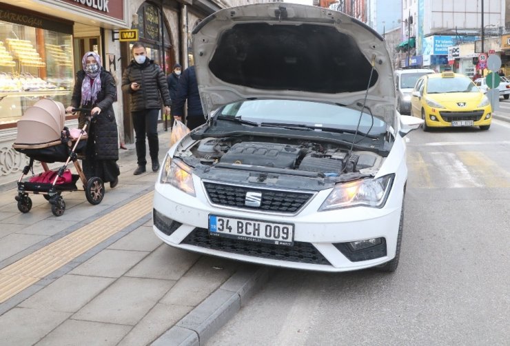 Hırçın kedi, ekipleri alarma geçirdi: Çıkması için hamsi bile verdiler