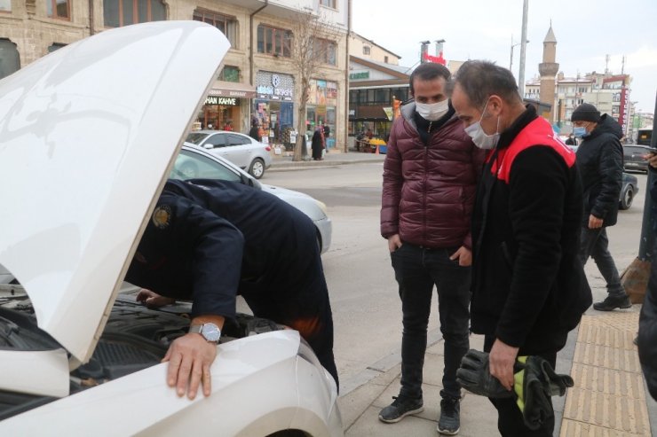 Hırçın kedi, ekipleri alarma geçirdi: Çıkması için hamsi bile verdiler