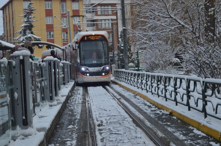 Eskişehir yeniden beyaza büründü