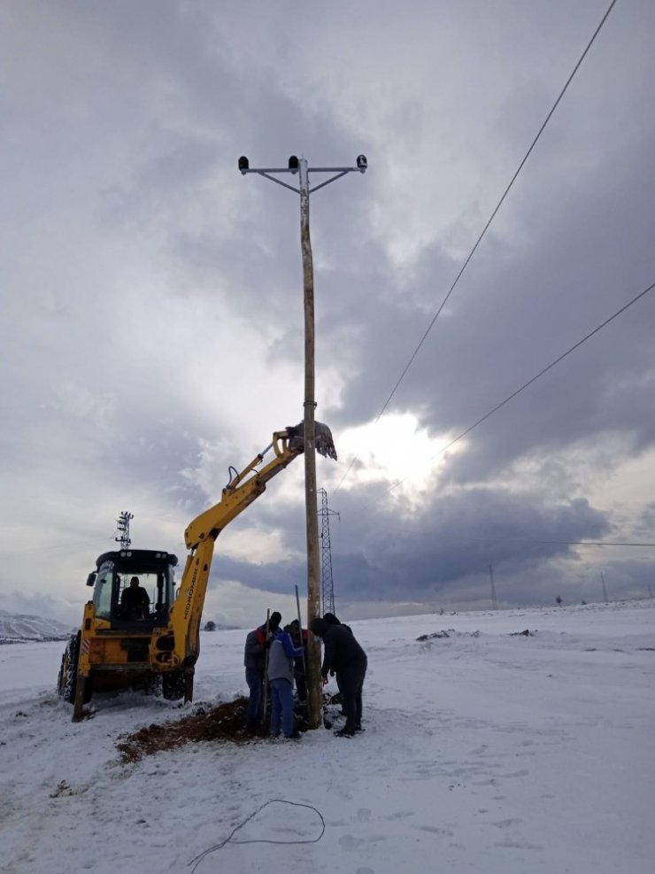 Fırtınadan dolayı elektrik direkleri devrilen köye ekipler müdahale etti