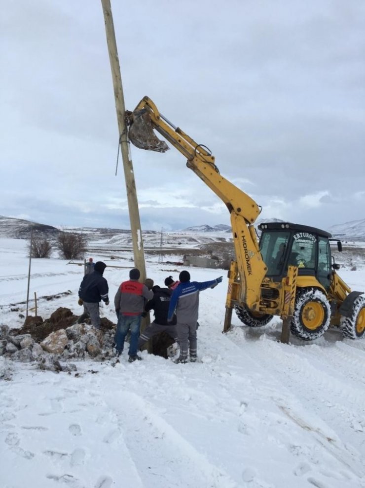 Fırtınadan dolayı elektrik direkleri devrilen köye ekipler müdahale etti