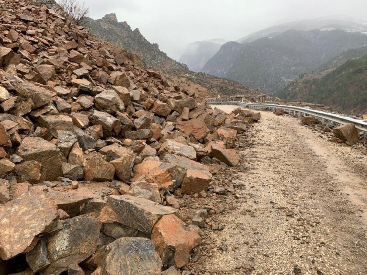 Kayseri’deki heyelan yolu ulaşıma kapattı