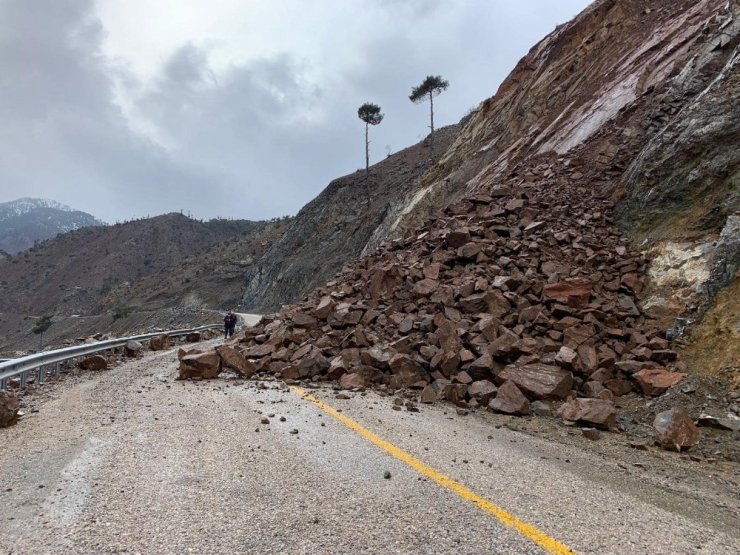 Kayseri’deki heyelan yolu ulaşıma kapattı