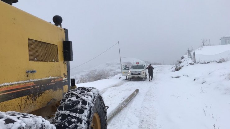 Karla kaplanan köy yolları ulaşıma açıldı