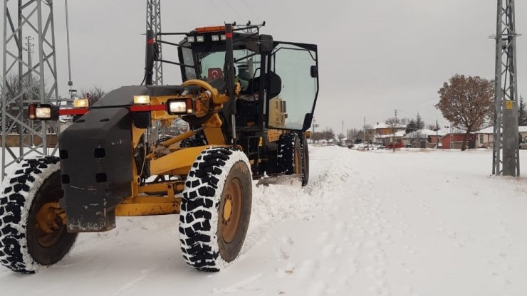 Karla kaplanan köy yolları ulaşıma açıldı