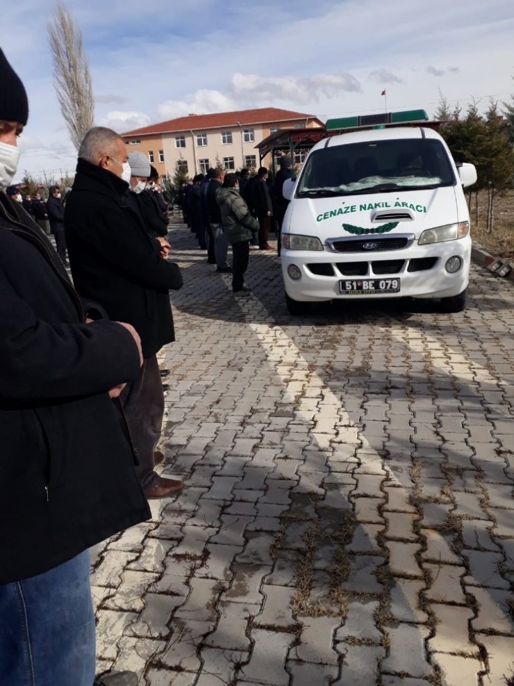 Soba zehirlenmesinde hayatını kaybeden yaşlı çift toprağa verildi