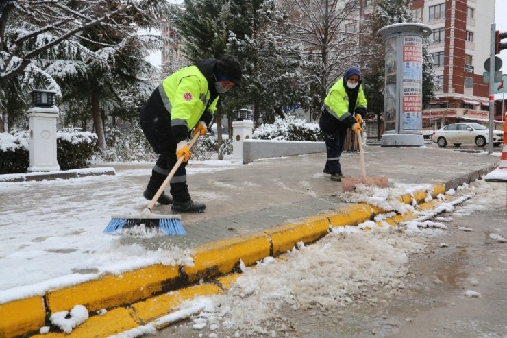 Odunpazarı Belediyesi ekiplerinin karla mücadele çalışmaları