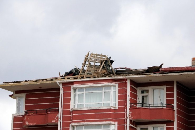 Yozgat’ta şiddetli rüzgar bir apartmanın çatısına zarar verdi