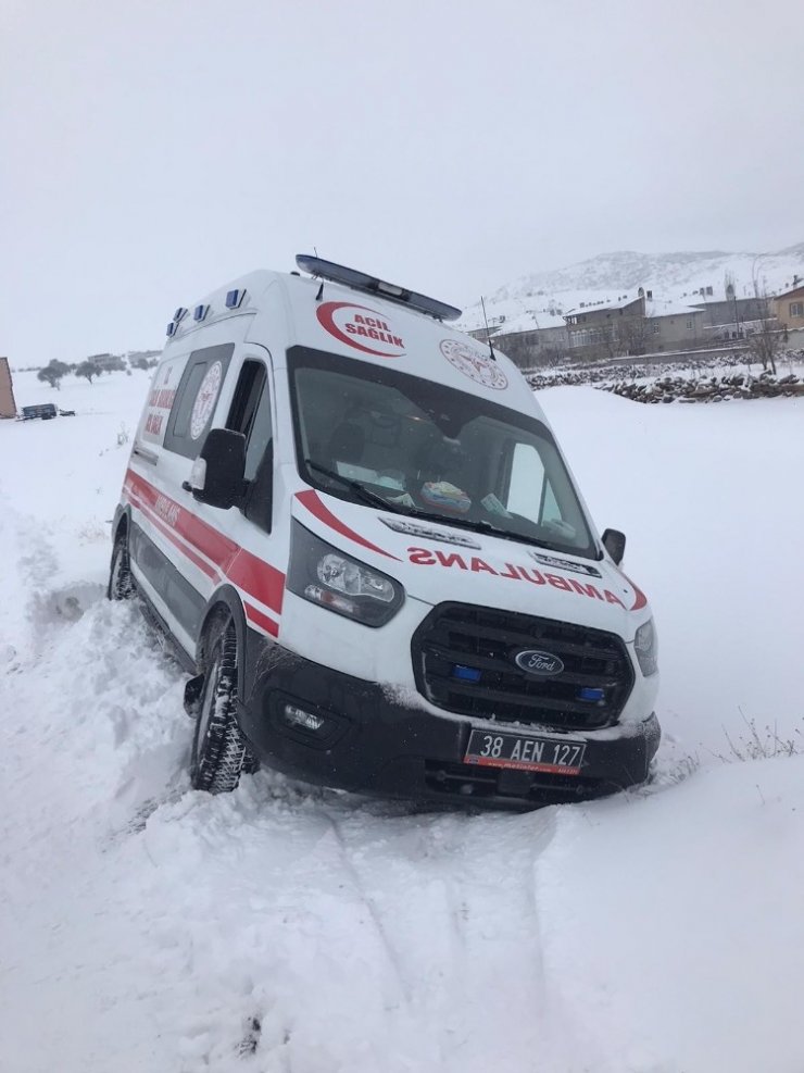 Hasta taşıyan ambulans kara saplandı