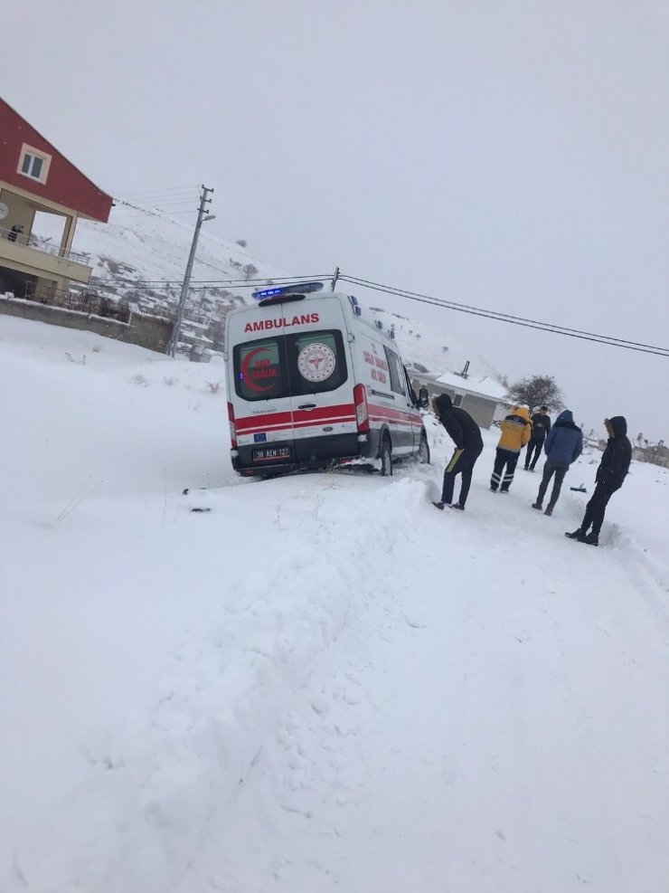 Hasta taşıyan ambulans kara saplandı