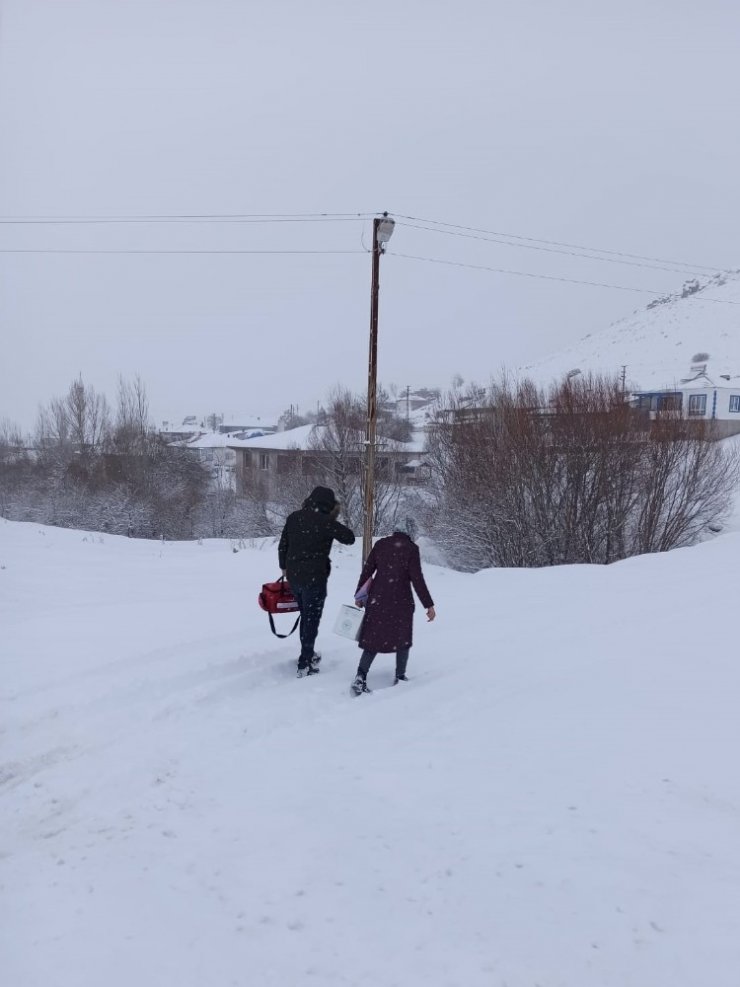 Kar yağışı aşı ekiplerini durduramadı