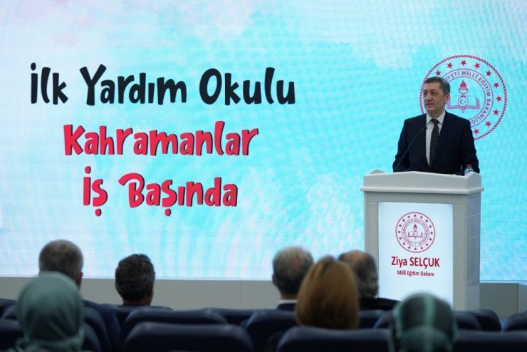 Bakan Selçuk ‘İlk Yardım Okulu Kahramanlar İş Başında’ kitabı tanıtımına katıldı