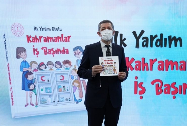 Bakan Selçuk ‘İlk Yardım Okulu Kahramanlar İş Başında’ kitabı tanıtımına katıldı