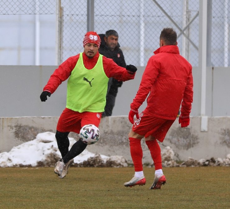 Sivasspor kar altında çalıştı