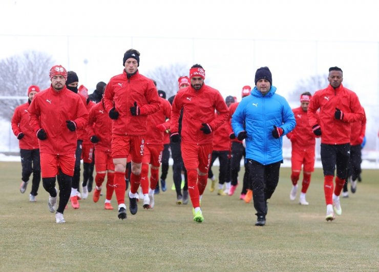 Sivasspor kar altında çalıştı