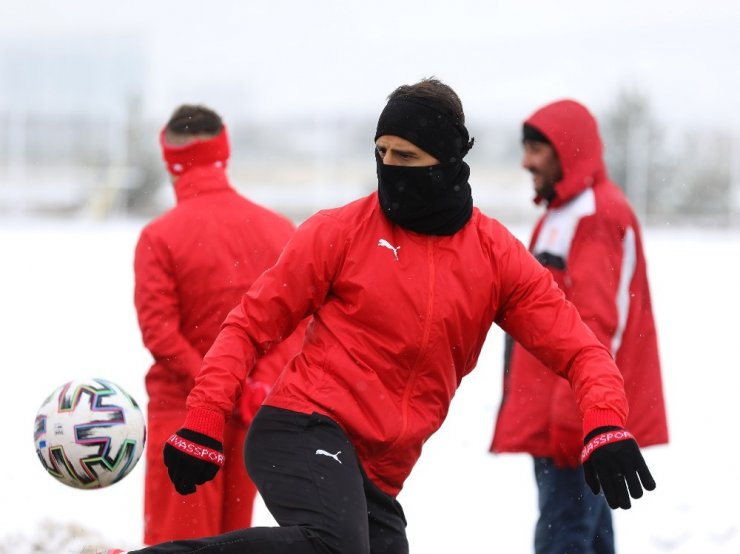 Sivasspor kar altında çalıştı