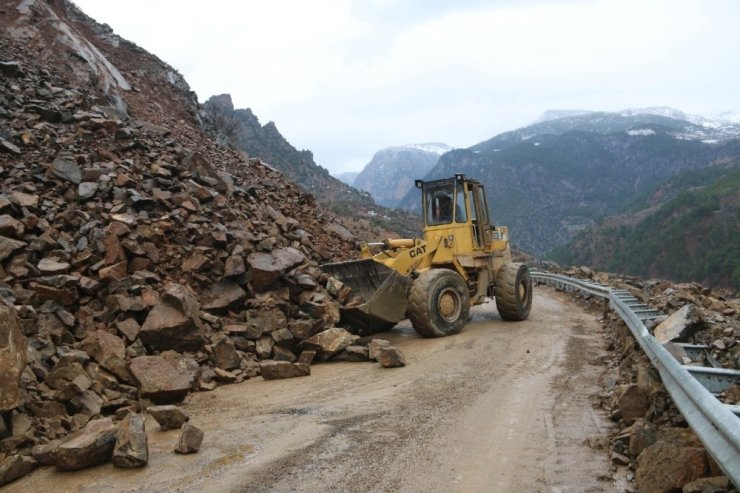 Heyelanın yaşandığı bölgede çalışmalar sürüyor