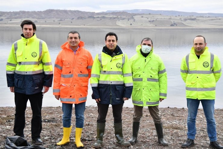 ASKİ baraj ve göl kıyılarını çöplerden temizliyor