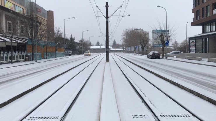 Eskişehir’e kar fırtına ile geri döndü