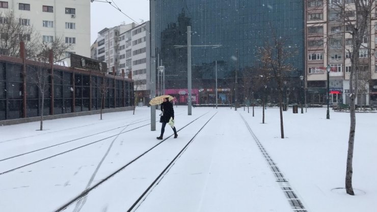 Eskişehir’e kar fırtına ile geri döndü