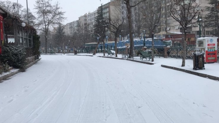 Eskişehir’e kar fırtına ile geri döndü