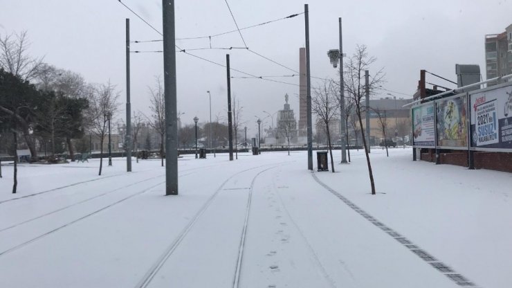 Eskişehir’e kar fırtına ile geri döndü