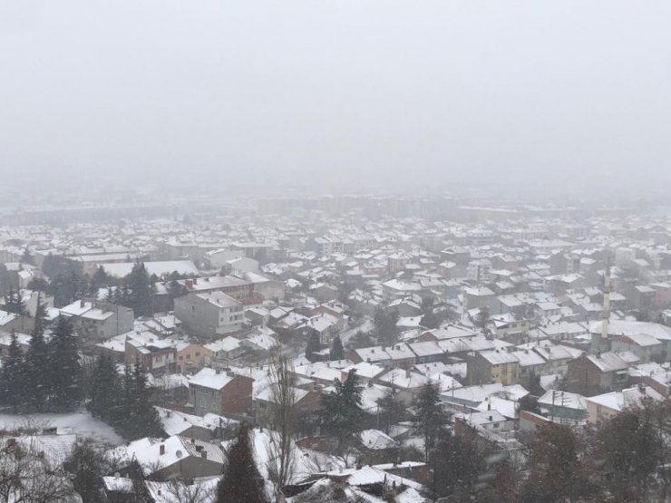 Eskişehir’e kar fırtına ile geri döndü