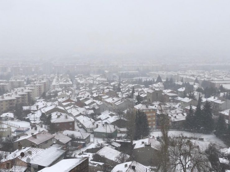 Eskişehir’e kar fırtına ile geri döndü