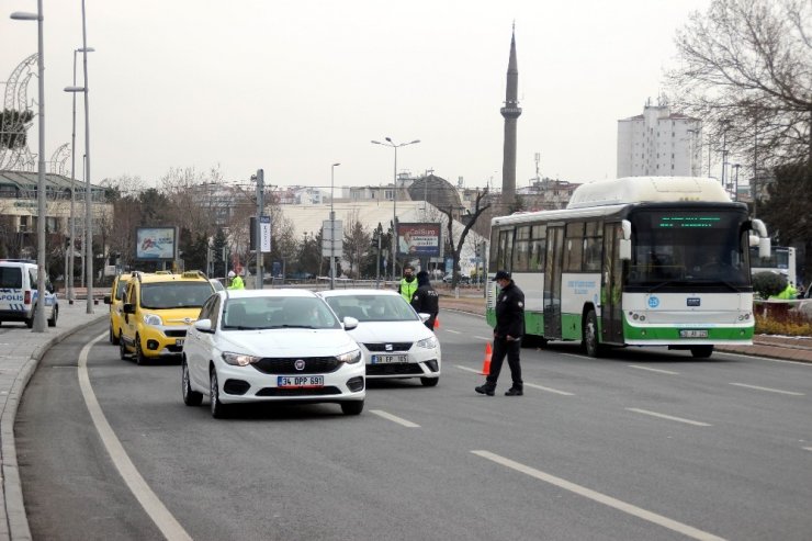 Kayseri’de sokağa çıkma kısıtlamasında polis ekipleri denetimlerini sürdürdü