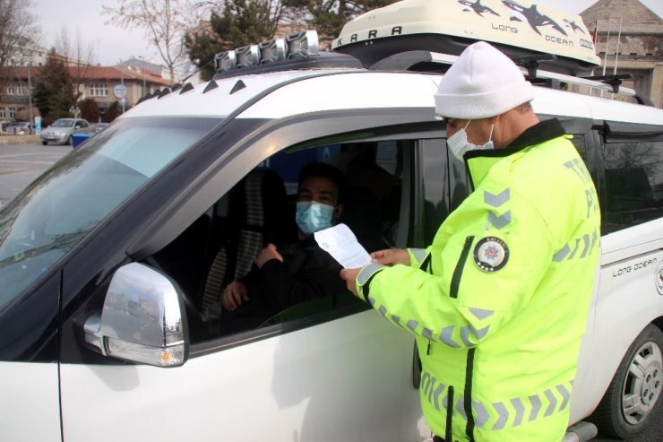 Kayseri’de sokağa çıkma kısıtlamasında polis ekipleri denetimlerini sürdürdü