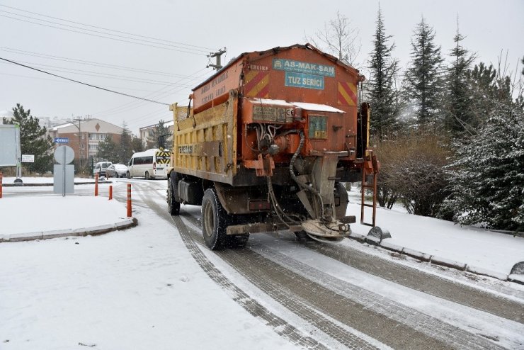 Tepebaşı’nda kar yağışına hızlı müdahale