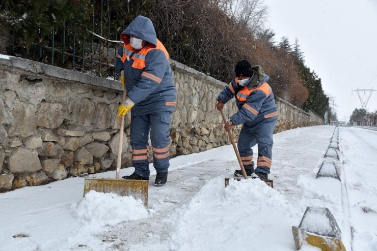 Tepebaşı’nda kar yağışına hızlı müdahale