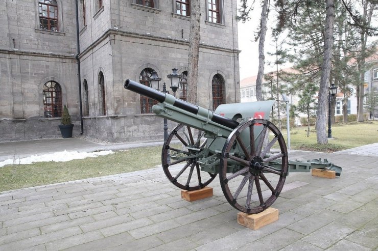 77 yıllık sahra topu müzede yerini aldı