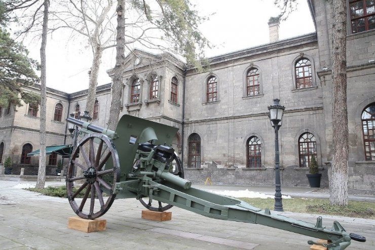 77 yıllık sahra topu müzede yerini aldı