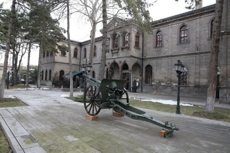 77 yıllık sahra topu müzede yerini aldı