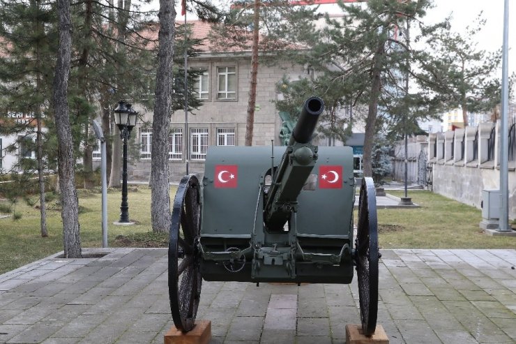 77 yıllık sahra topu müzede yerini aldı