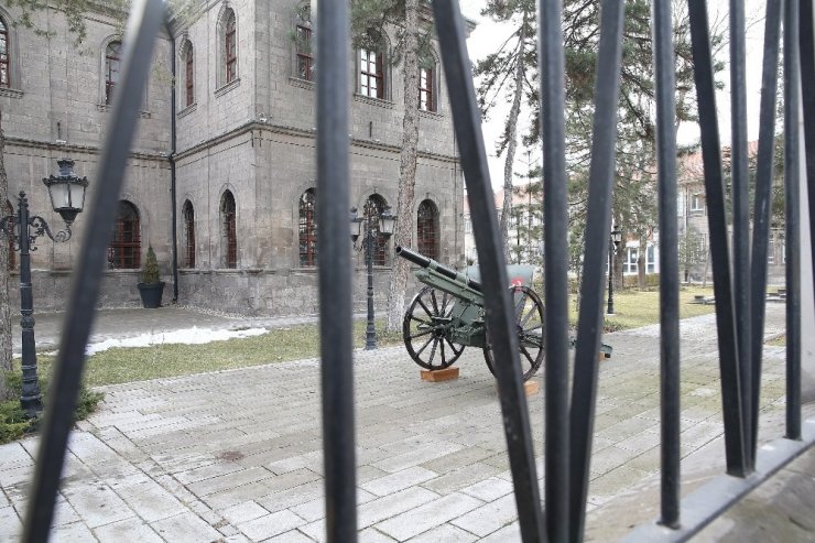 77 yıllık sahra topu müzede yerini aldı